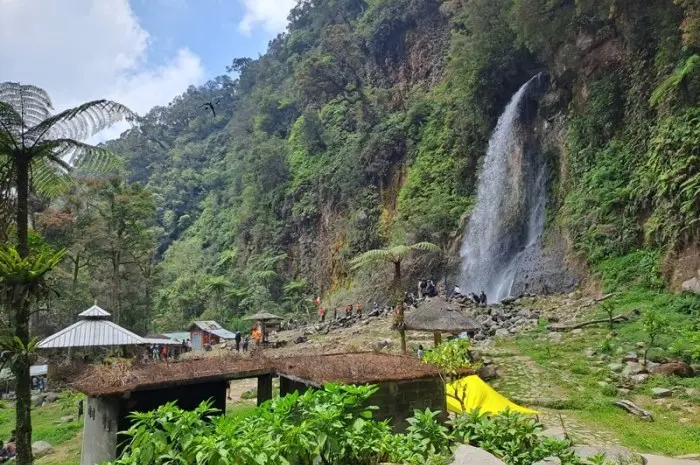 Pesona Curug Cibereum di Kaki Gunung Gede Pangrango